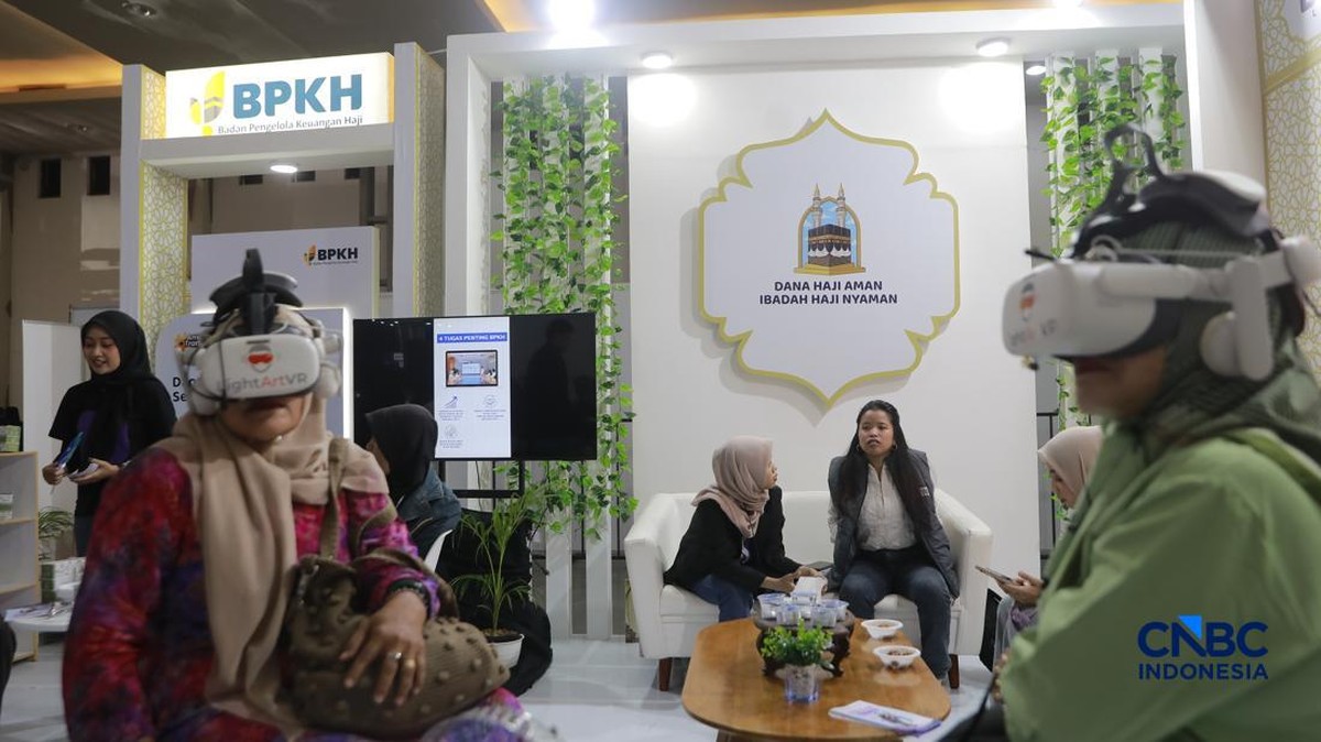 Foto: Suasana booth Bank Muamalat dan BPKH dalam acara Jogja Financial Festival 2026 di Jogja Expo Center (JEC), Yogyakarta, Jawa Tengah, Sabtu (23/5/2026). (CNBC Indonesia/Muhammad Sabki)