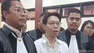 Richard Lee dan pengacaranya di Pengadilan Negeri Jakarta Selatan. Foto: Muhammad Ahsan Nurrijal