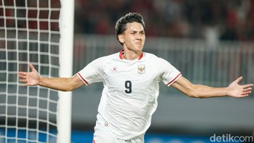 Selebrasi Mitchell Baker usai membobol gawang Kamboja (Foto: Rifkianto Nugroho/detikFoto)