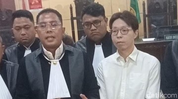 Richard Lee dan pengacara di Pengadilan Negeri Tangerang. Foto: Muhammad Ahsan Nurrijal