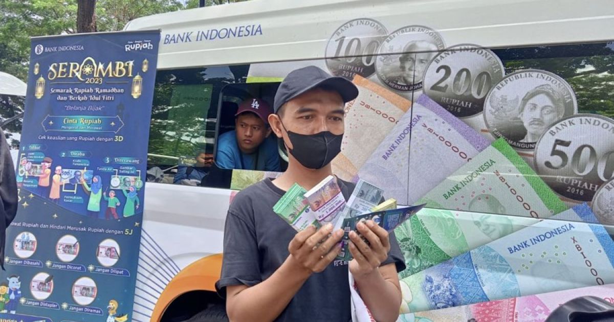 Masyarakat yang menukarkan uang tunai jelang lebaran di layanan penukaran Bank Indonesia (Foto Sultan Ibnu Affan/Bloomberg Technoz)