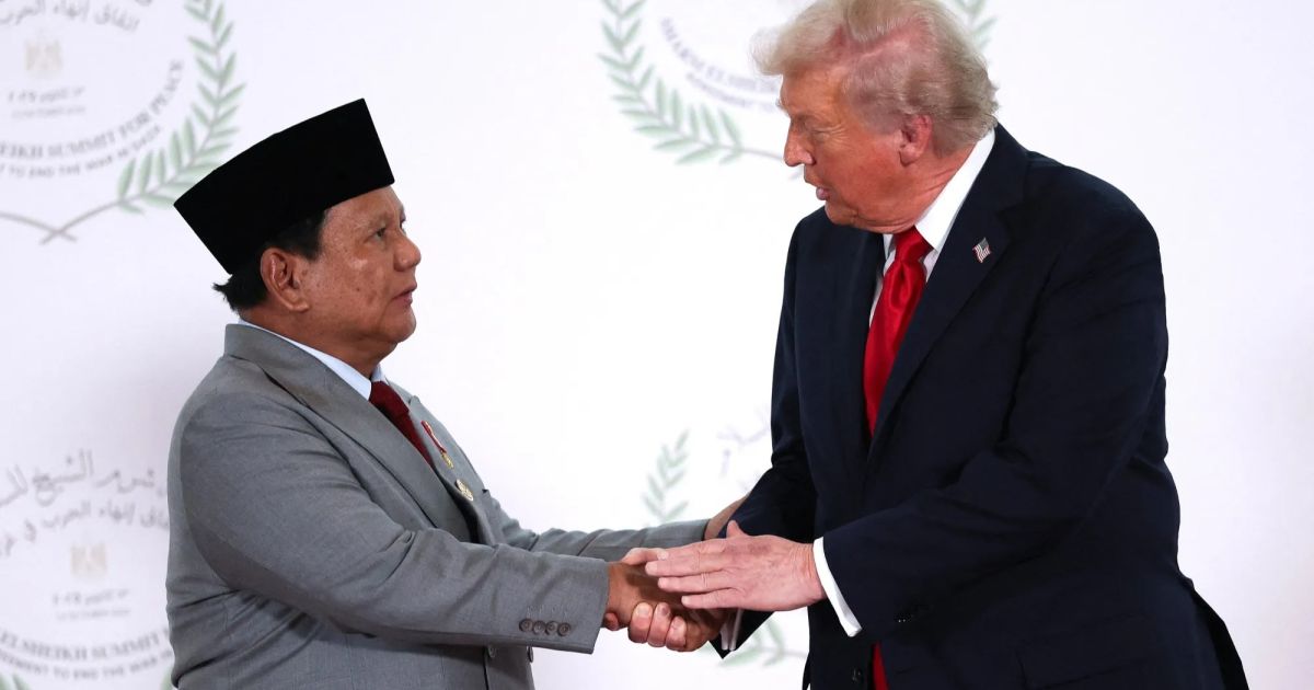 Presiden RI Prabowo Subianto (kiri) dan Presiden Amerika Serikat Donald Trump (kanan) di Sharm El-Sheikh, pada 13 Oktober 2025 silam. Foto Suzanne Plunkett/Getty Images via Bloomberg Technoz)