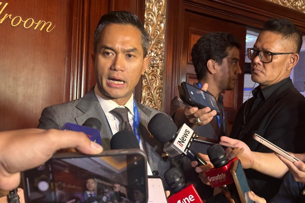 Presiden Direktur PT Bakrie & Brothers Tbk. (BNBR) Anindya Novyan Bakrie saat memberi keterangan pers selepas menjadi panelis dalam acara Indonesia Economic Summit, Jakarta, Rabu (19/2/2025). Nyoman Ary Wahyudi
