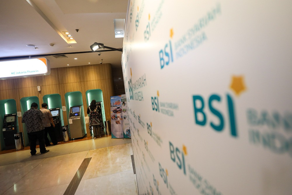Nasabah bertransaksi di salah satu pusat anjungan tunai mandiri (ATM) Bank Syariah Indonesia di Jakarta, Senin (9/1/2022). /Bisnis-Arief Hermawan P