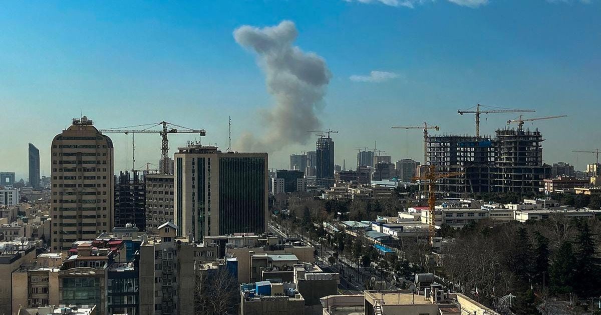 KBRI Teheran memperkuat komunikasi dengan 329 WNI di Iran pasca-serangan militer Israel dan AS. (Foto: AFP)