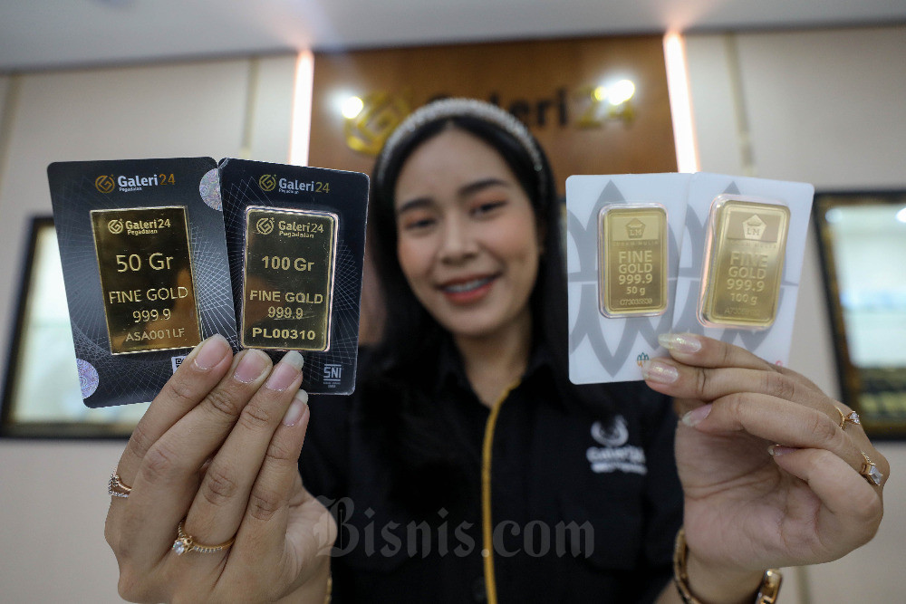 Karyawan menunjukan emas di Galeri 24 Pegadaian, Jakarta, Selasa (22/8/2023). Melansir laman resmi logam mulia Antam, selama sepekan perdagangan periode 23—28 Februari 2026, harga emas Antam sempat dibanderol di posisi termurahnya pada Rabu (25/2/2026) seharga Rp3,02 juta per gram. /Bisnis-Eusebio Chrysnamurti