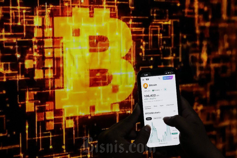 Warga mencari informasi tentang Bitcoin di Jakarta, Rabu (25/6/2025). Bisnis/Fanny Kusumawardhani