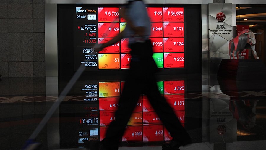 Pekerja di depan layar indeks harga saham gabungan (IHSG) di Bursa Efek Indonesia (BEI), Senin (23/62025). (Bloomberg Technoz/Andrean Kristianto)