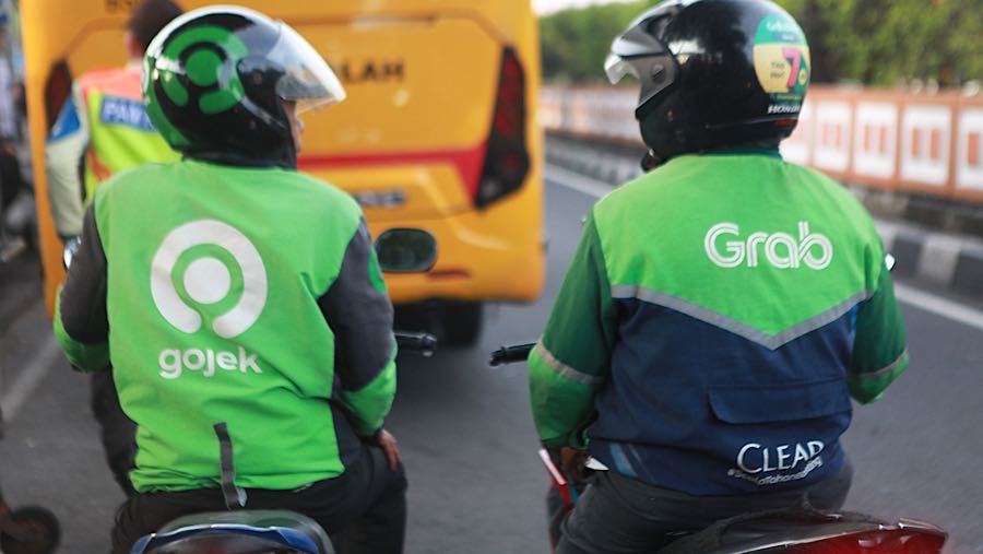 Driver ojek online (ojol) Gojek dan Grab menunggu penumpang di Stasiun Pasar Minggu, Jakarta. (Bloomberg Technoz/Andrean Kristianto)