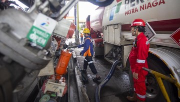 Pertamina menyiagakan 2.074 SPBU yang beroperasi 24 jam di jalur utama dan area, 6.300 agen LPG, serta 200 unit mobil tangki sebagai suplai cadangan. (FOTO:ANTARA/Dedhez Anggara).