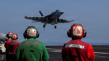Jet tempur lepas landas dari kapal induk AS untuk menyerang Iran (dok. via REUTERS/US Navy)