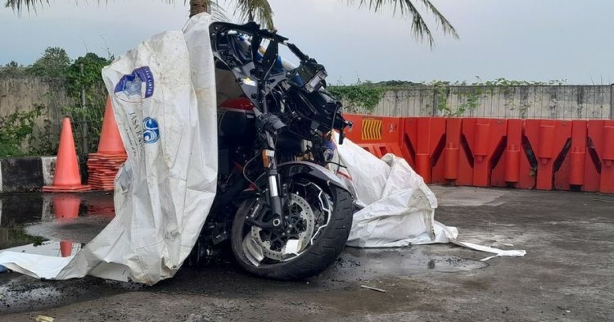 Insiden tabrakan antara motor gede (moge) dan Yamaha Jupiter MX di simpang empat Mlangsen pada wilayah Kalurahan, Palihan, Kapanewon Temon, Kabupaten Kulon Progo, Daerah Istimewa Yogyakarta, mengakibatkan satu nyawa melayang. (Foto Kompas.Com/Dani Julius)