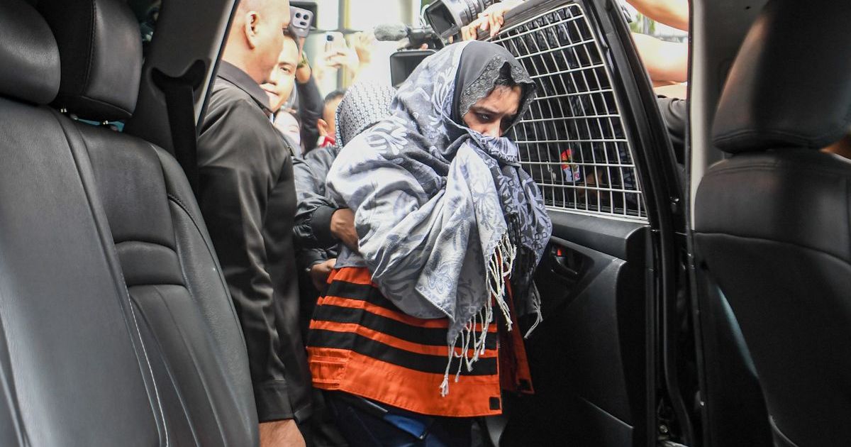 Bupati Pekalongan Fadia Arafiq memasuki mobil usai menjalani pemeriksaan di gedung KPK Merah Putih, Jakarta pada Rabu, 4 Maret 2026. (ANTARA FOTO/Muhammad Adimaja/bar)