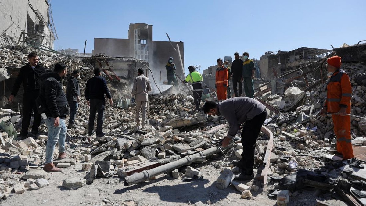 Foto: Puing-puing berserakan setelah serangan Israel dan AS terhadap sebuah kantor polisi, di tengah konflik AS-Israel dengan Iran, di Teheran, Iran, 3 Maret 2026. (via REUTERS/Majid Asgaripour)