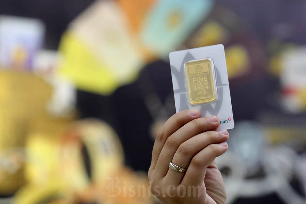 Karyawan menunjukkan emas 24 karat di Galeri 24 Pegadaian di Jakarta. Bisnis/Himawan L Nugraha