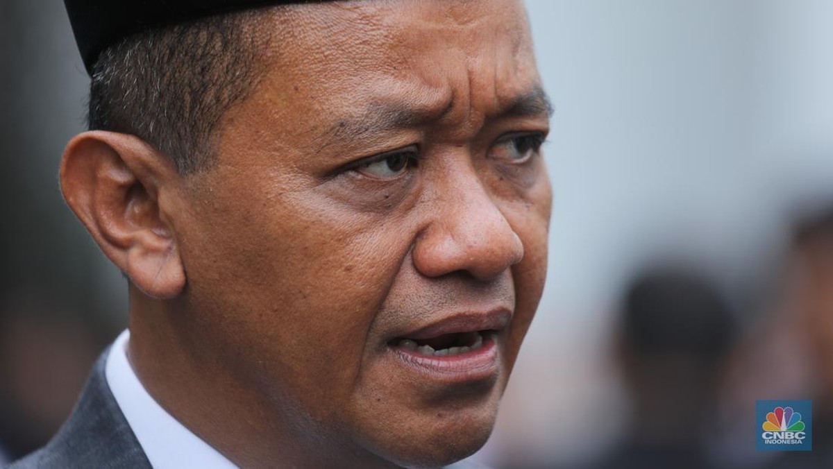 Foto: Menteri Energi dan Sumber Daya Mineral Indonesia (ESDM), Bahliul Lahadalia di Istana Negara, Jakarta, Senin (10/11/2025). (CNBC Indonesia/Tri Susilo)