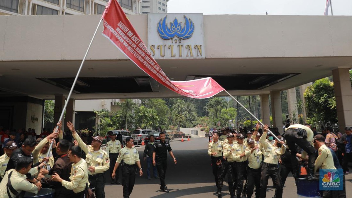 Foto: Petugas keamanan GBK memasang spanduk penyegelan Hotel Sultan di Kawasan Hitel Sultan, GBK, Jakarta, Rabu (4/10). (CNBC Indonesia/Muhammad Sabki)