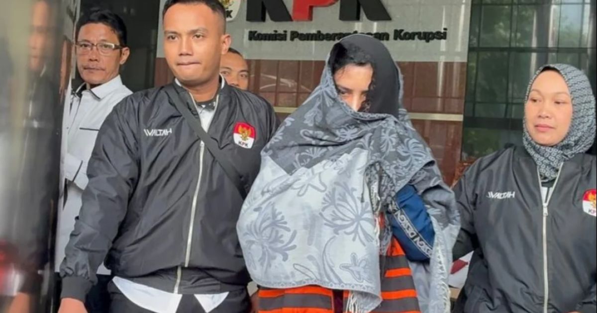 Bupati Pekalongan Fadia Arafiq(tengah) mengaku tak paham hukum karena latar belakang sebagai musisi (Foto Instagram/@PekalonganBerita)