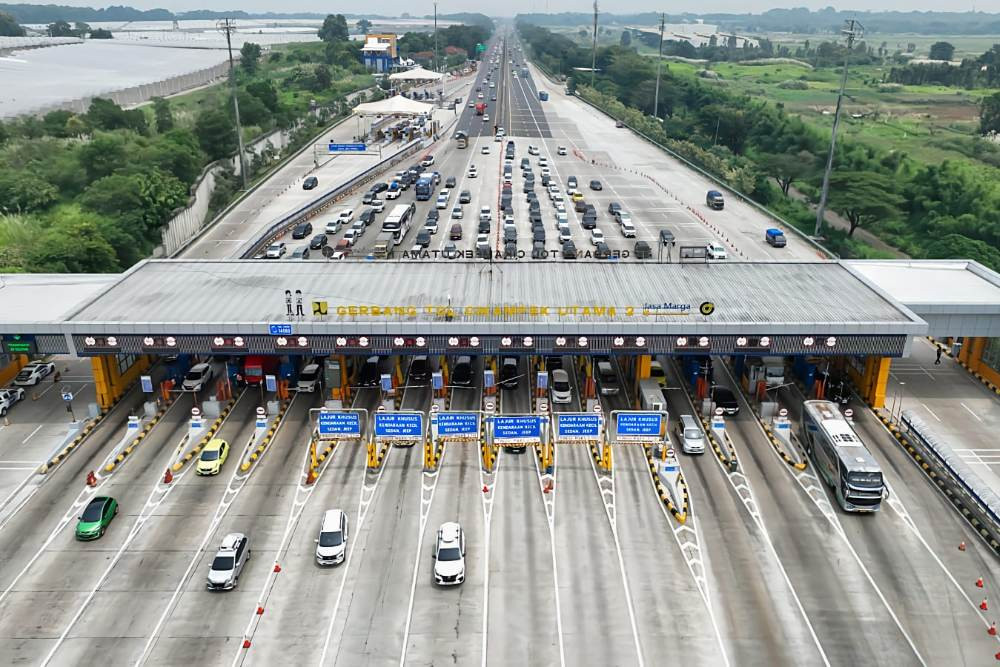 Kendaraan antre di Gerbang Tol Cikampek Utama saat arus mudik lebaran. / dok. Jasa Marga