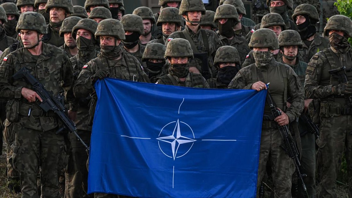 Foto: Prajurit memegang bendera NATO. (File Foto - Getty Images/Omar Marques)