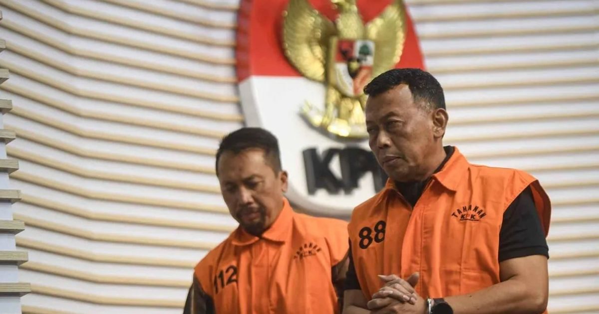 Tersangka selaku Bupati Ponorogo Sugiri Sancoko (kanan) bersama Sekretaris Daerah (Sekda) Kabupaten Ponorogo Agus Pramono (kiri) berjalan usai dihadirkan dalam konferensi pers di gedung Merah Putih KPK, Jakarta pada Minggu 9 November 2025 silam. Dok ANTARA FOTO/Muhammad Adimaja/YU)