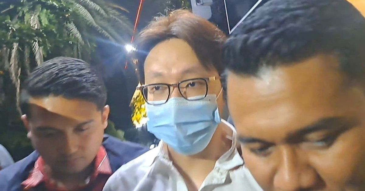 Dokter sekaligus influencer kecantikan Richard Lee terpantau digiring petugas kepolisian menuju arah ruang tahanan Polda Metro Jaya usai menjalani pemeriksaan di Gedung Direktorat Reserse Kriminal Khusus (Ditreskrimsus), Jumat (6/3/2026) malam. (Foto Kompas.com/Disya Shaliha)
