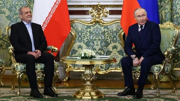 Presiden Iran Masoud Pezeshkian dan Presiden Rusia Vladimir Putin (Foto: REUTERS/Evgenia Novozhenina/Pool Purchase Licensing Rights)