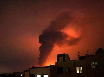 AS-Israel Serang Depot Minyak Iran (Foto: AFP/ATTA KENARE)