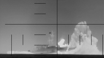 Tangkapan layar dari video yang dirilis AS menunjukkan momen serangan torpedo menghantam kapal perang Iran di Samudra Hindia (Foto: AFP PHOTO/US DEPARTMENT OF DEFENSE/HANDOUT)