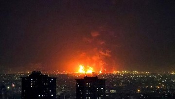 Ledakan terjadi setelah serangan di Kilang Minyak Tehran di Teheran pada 7 Maret 2026 (Foto: AFP/ATTA KENARE)