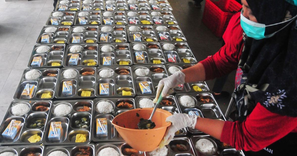 Pekerja menyiapkan paket Makanan Bergizi Gratis (MBG) di dapur Ponpes Nashrul Ummah, Mejobo, Kudus, Jawa Tengah beberapa waktu lalu. (Dok ANTARA FOTO/Yusuf Nugroho/nz(Yusuf Nugroho)