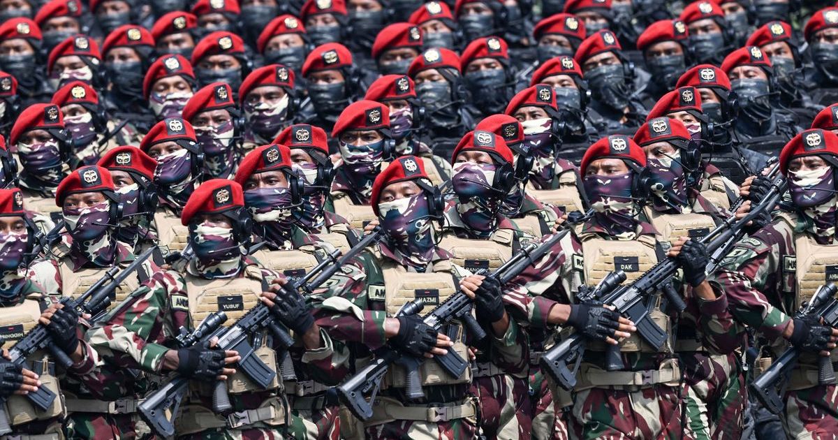 Prajurit Komando Pasukan Khusus (Kopassus) mengikuti defile pasukan saat peringatan Hari Ulang Tahun (HUT) ke-80 Tentara Nasional Indonesia (TNI) di Monas, Jakarta, Minggu (5/10/2025). Peringatan HUT ke-80 TNI mengusung tema TNI Prima, TNI Rakyat, Indonesia Maju. (Dok ANTARA FOTO/Fauzan/nym)