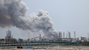 Kebakaran di kompleks instalasi minyak di Bahrain (REUTERS/Stringer)