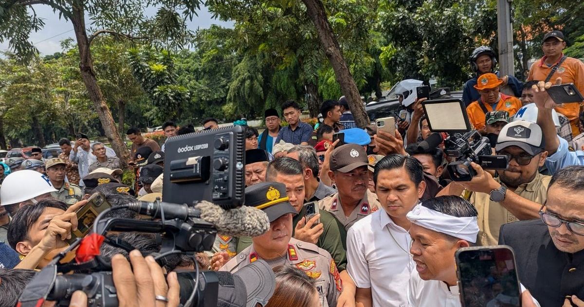 Gubernur Jawa Barat, Dedi Mulyadi, sempat dihadang oleh rombongan mahasiswa dari Fakultas Hukum Bhayangkara Jakarta Raya saat menghadiri rapat paripurna HUT ke - 29 Kota Bekasi di Gedung DPRD Kota Bekasi pada Selasa, 10 Matet 2026. (Foto KOMPAS.com/Nurpini Aulia Rapika)