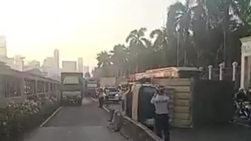 Foto: Truk terguling di Jalan Gatot Subroto, Jakarta, tepatnya di depan Gedung DPR/MPR RI.  (Dok TMC Polda Metro Jaya).