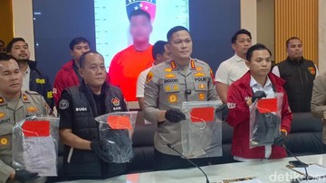 Foto: Polisi menunjukkan barang bukti dalam kasus pembunuhan yang terjadi di kawasan, Batu Besar, Nongsa, Batam. (Alamudin/detikSumut)