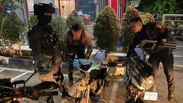Foto: Brimob Polda Metro Jaya membubarkan balap liar di Duren Sawit, Jakarta Timur, dini hari (dok. Istimewa)