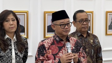 Mendikdasmen Abdul Mu'ti saat teken SKB 7 menteri di kantor Kemenko PMK, Jakarta Pusat, Kamis (12/3/2026). (Adhfar Aulia Syuhada/detikcom)