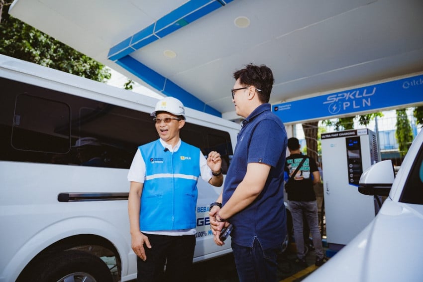 Direktur Ritel dan Niaga PLN Adi Priyanto berbincang dengan pelanggan saat melakukan pengecekan langsung SPKLU di sepanjang koridor Surabaya hingga Banyuwangi. Foto/Dok. SindoNews