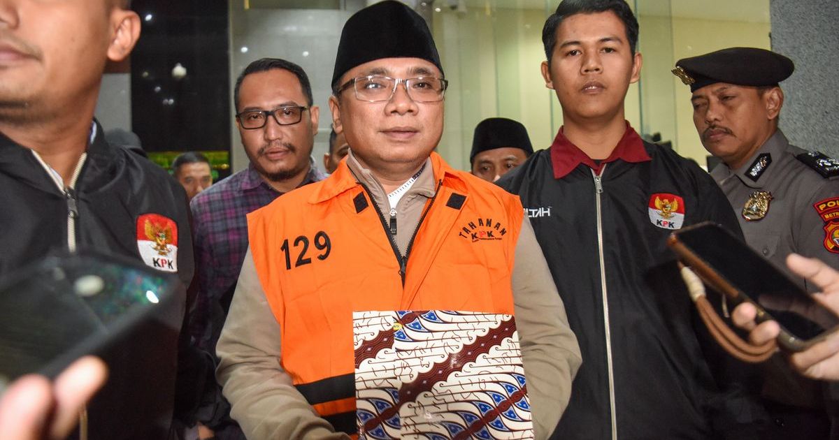 Tersangka kasus dugaan korupsi kuota haji dan penyelenggaraan ibadah haji Yaqut Cholil Qoumas (tengah) mengenakan rompi tahanan usai menjalani pemeriksaan di Gedung Merah Putih KPK, Jakarta pada Kamis, 12 Maret 2026. (ANTARA FOTO/Indrianto Eko Suwarso via Kompas.com)