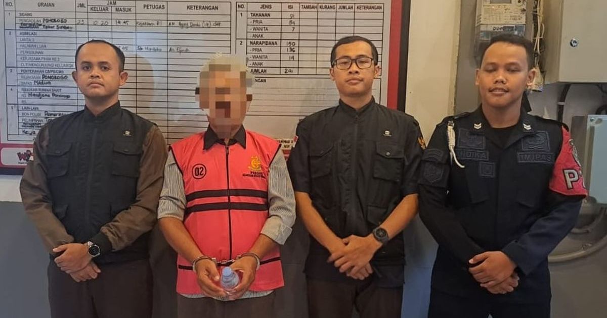 Kepala Desa Jenangan aktif, Toni Ahmadi, ditetapkan sebagai tersangka kasus dugaan korupsi aktivitas pertambangan tanpa izin di lahan aset desa. Tersangka diduga mengelola aktivitas tambang ilegal secara pribadi di lahan bengkok milik desa pada tahun 2015 yang berdampak besar terhadap kerusakan lingkungan. (Foto Kompas.Com/Dok Kejari Ponorogo)