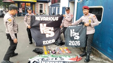 Polisi mengamankan sejumlah remaja konvoi sembari menyalakan petasan di wilayah Jakarta Barat, Sabtu (14/3/2026). Atribut bendera hingga petasan disita. (Dok. Istimewa)