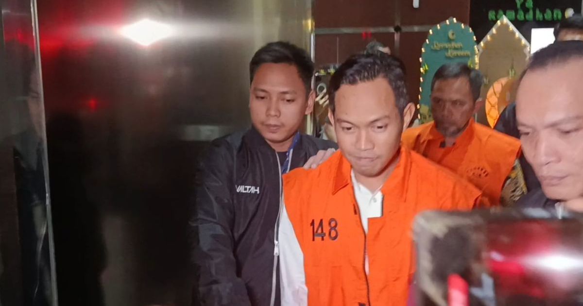 Bupati Cilacap Syamsul Auliya Rachman saat digiring ke mobil tahanan di Gedung Merah Putih KPK pada Sabtu, 14 Maret 2026). (Foto via Kompas.com)