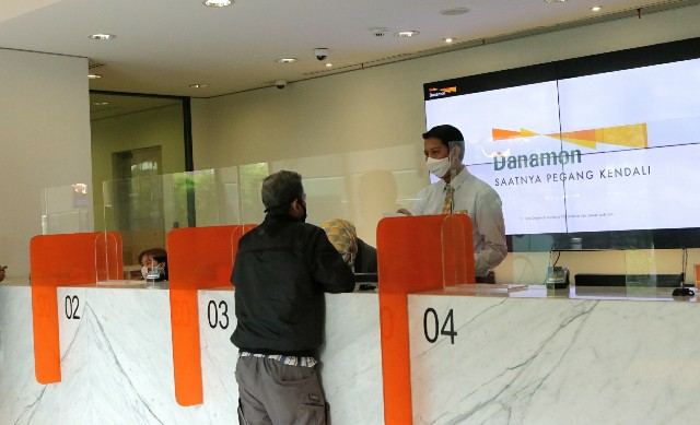 Ilustrasi: Pelayanan di Bank Danamon. (Foto: Istimewa)