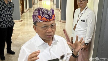Gubernur Bali Wayan Koster saat diwawancarai di Denpasar, Senin (16/3/2026). (Rizki Setyo/detikBali)