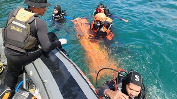 Foto: Evakuasi korban tewas ledakan kapal di Pelabuhan Selayar. (dok. istimewa)