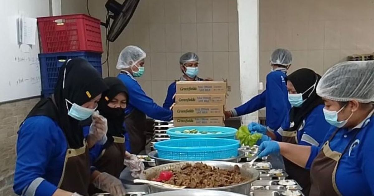Ilustrasi Aktivitas para pekerja Badan Gizi Nasional (BGN) Satuan Pelayanan Pemenuhan Gizi (SPPG) Wonocolo, Surabaya saat menyiapkan Makanan Bergizi Gratis (MBG) setiap harinya. (Foto KOMPAS.com/Azwa Safrina)