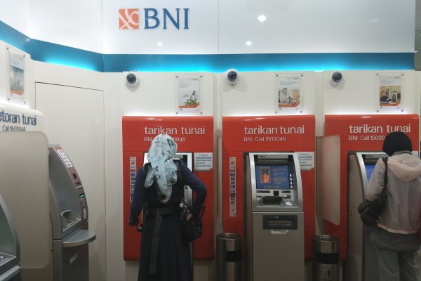 Ilustrasi - Nasabah bertransaksi menggunakan mesin anjungan tunai mandiri (ATM) PT Bank Negara Indonesia (Persero) Tbk atau BNI di Jakarta.. (Foto: Erman Subekti)