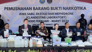 Foto: BNN memusnahkan barang bukti hasil tindak pidana narkotika periode Februari-Maret 2026 seberat 34,2 kg yang terdiri dari berbagai macam jenis narkoba. (Adhfar AS/detikcom)