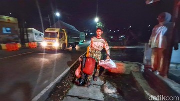 Foto: Asep jalan kaki untuk mudik ke Ciamis (Yuga Hassani/detikJabar)